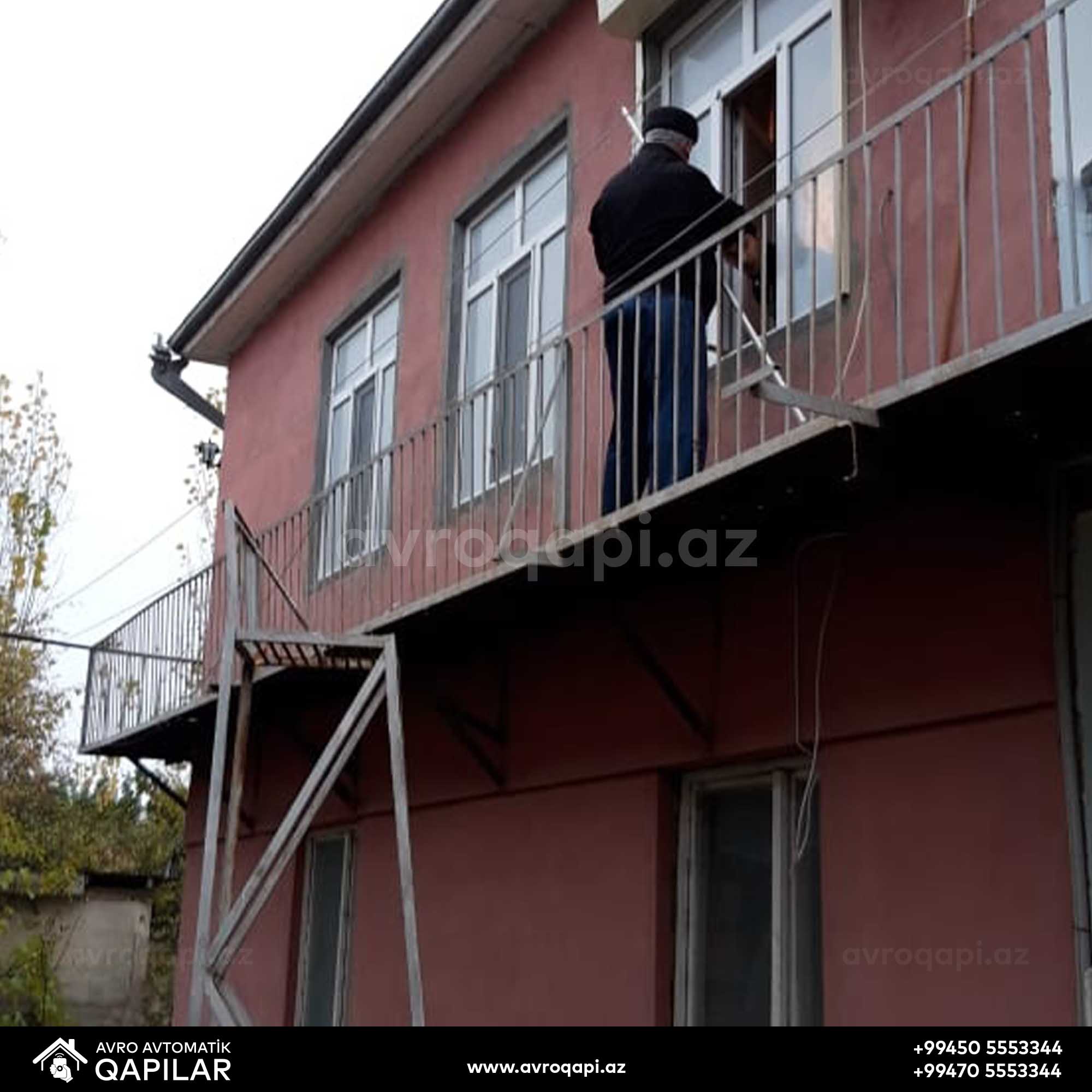 Kürdəmir rayonu. Ev pəncərələrinə jalüz sistemli  örtüyün quraşdırılması.